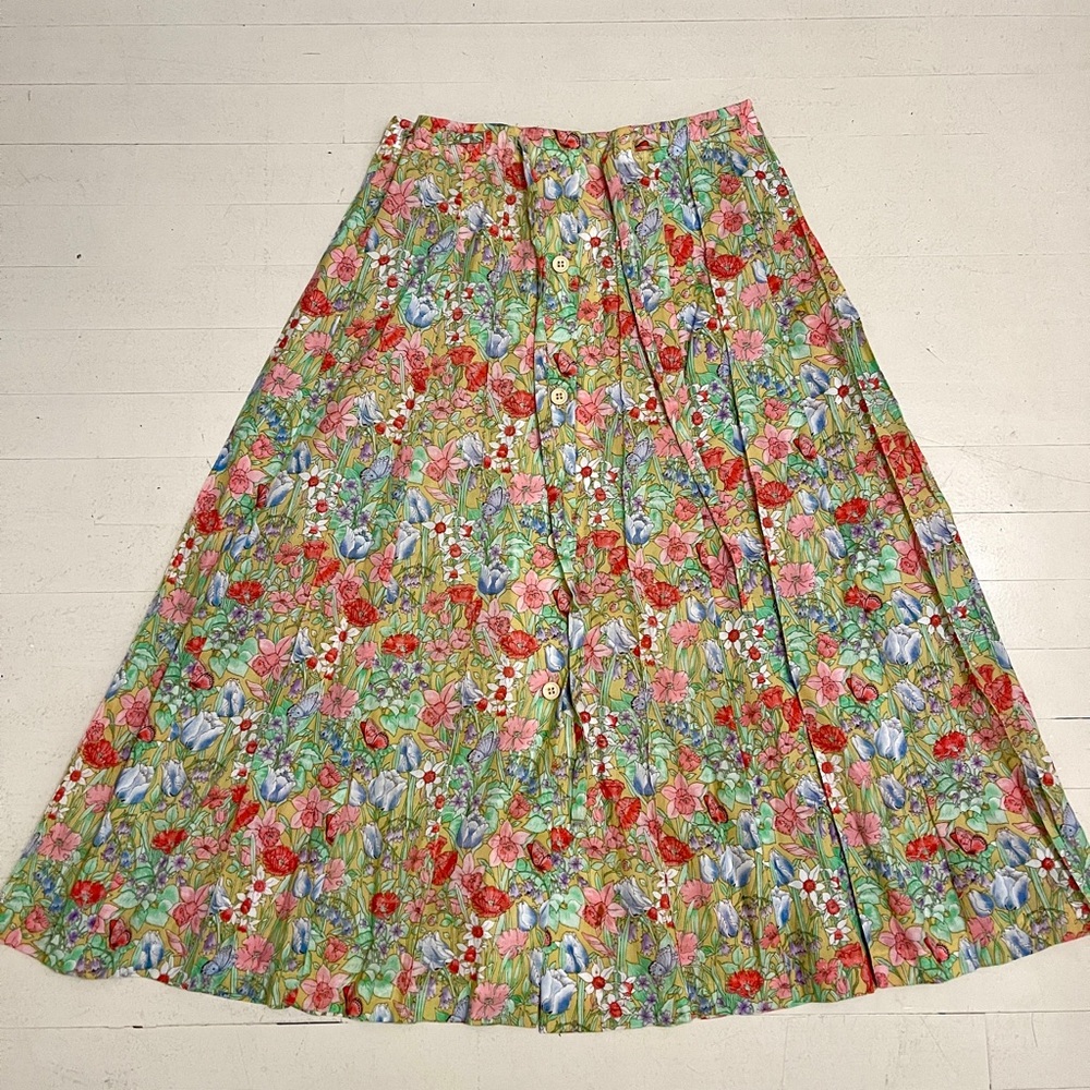 Vintage Floral Button-Down Skirt. Between a size 3-5